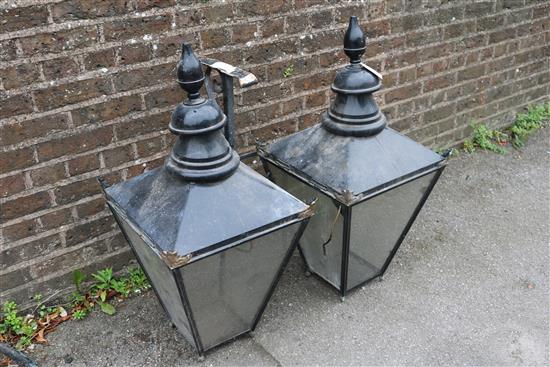 Pair of lanterns (one bracket)